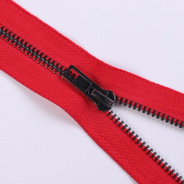 Metal zipper
